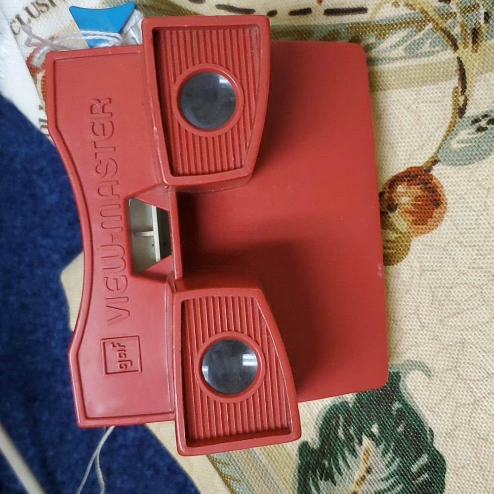 Vintage gaf Viewmaster red and white with blue camera lever.
